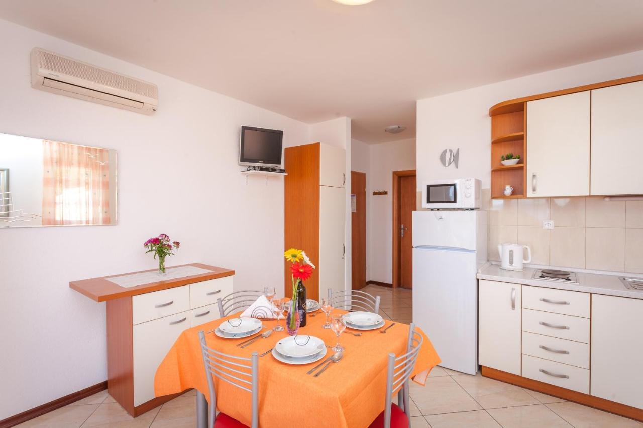 Apartments And Rooms By The Sea Brela, Makarska - 13118 Exterior foto