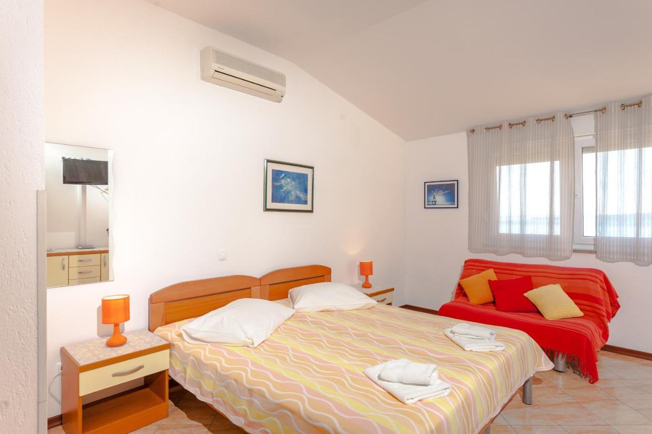 Apartments And Rooms By The Sea Brela, Makarska - 13118 Exterior foto