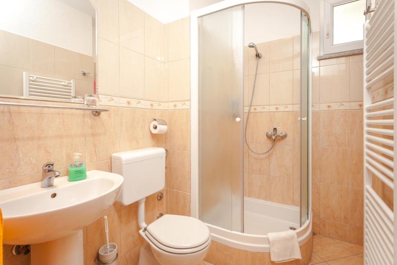 Apartments And Rooms By The Sea Brela, Makarska - 13118 Exterior foto