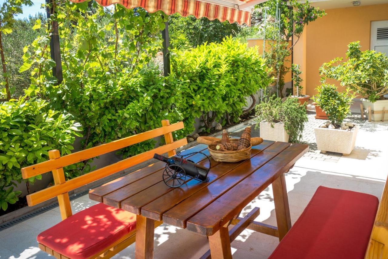 Apartments And Rooms By The Sea Brela, Makarska - 13118 Exterior foto