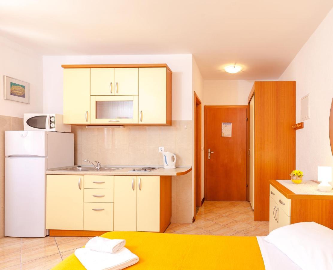 Apartments And Rooms By The Sea Brela, Makarska - 13118 Exterior foto