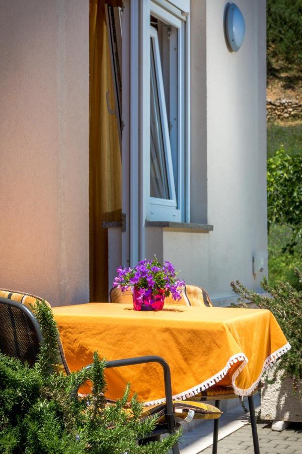 Apartments And Rooms By The Sea Brela, Makarska - 13118 Exterior foto