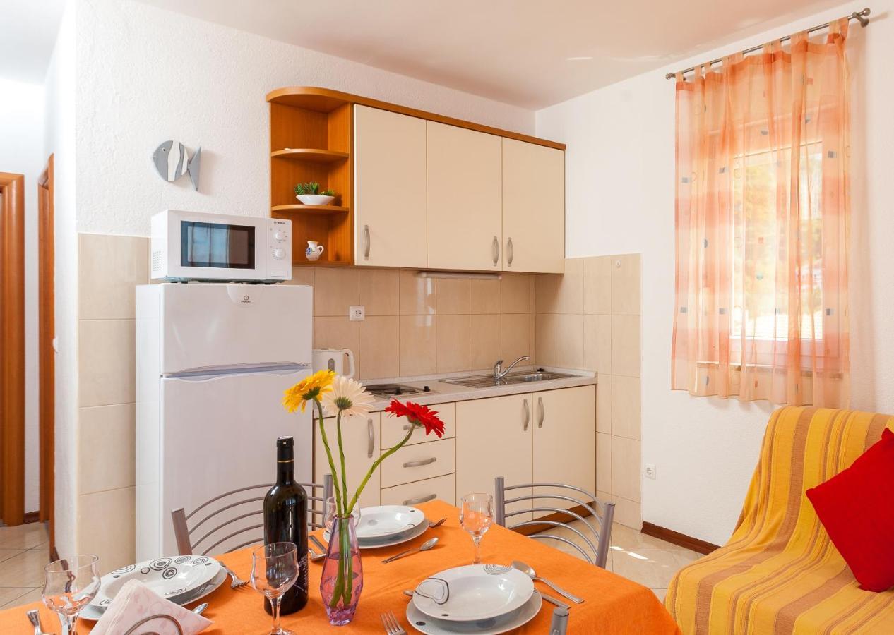 Apartments And Rooms By The Sea Brela, Makarska - 13118 Exterior foto