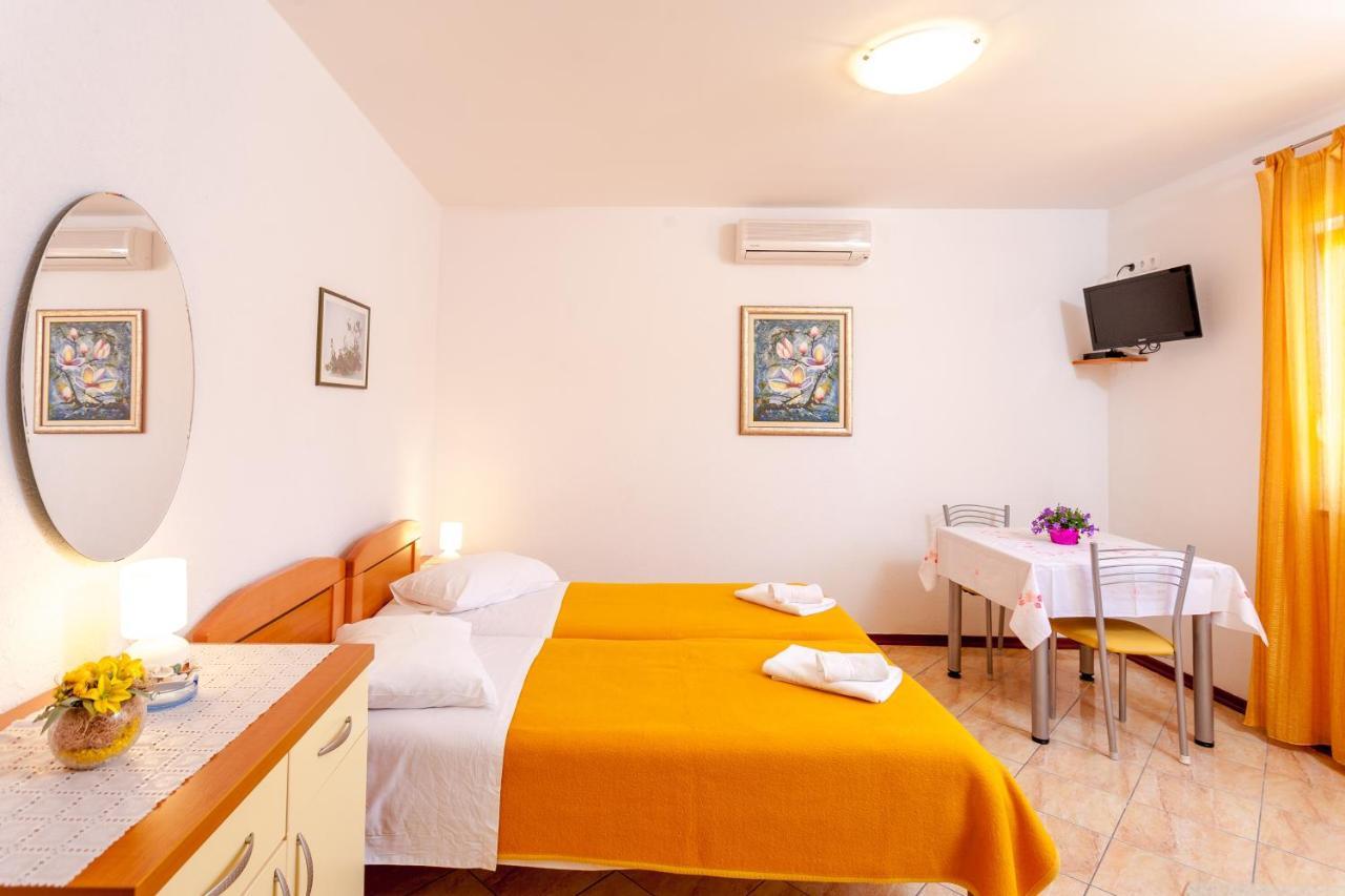 Apartments And Rooms By The Sea Brela, Makarska - 13118 Exterior foto