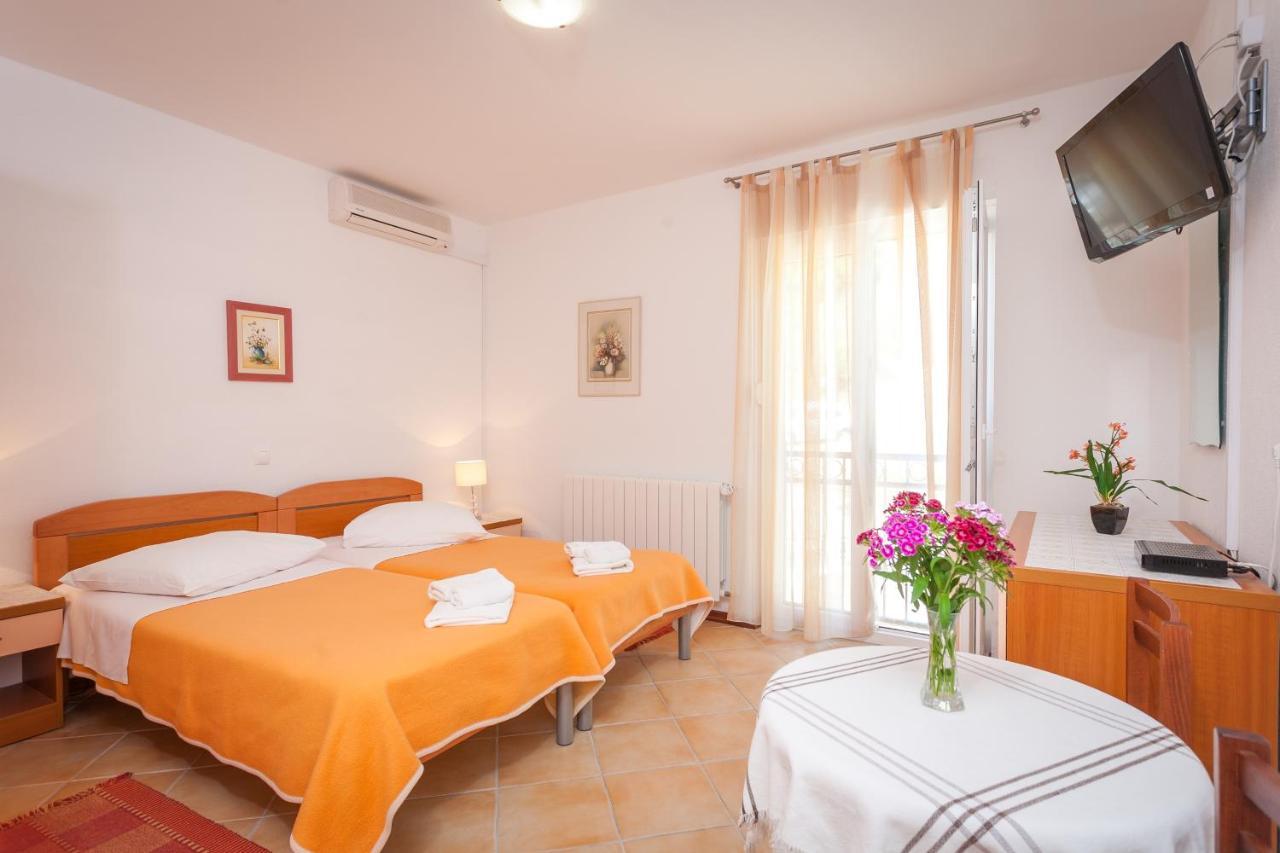 Apartments And Rooms By The Sea Brela, Makarska - 13118 Exterior foto