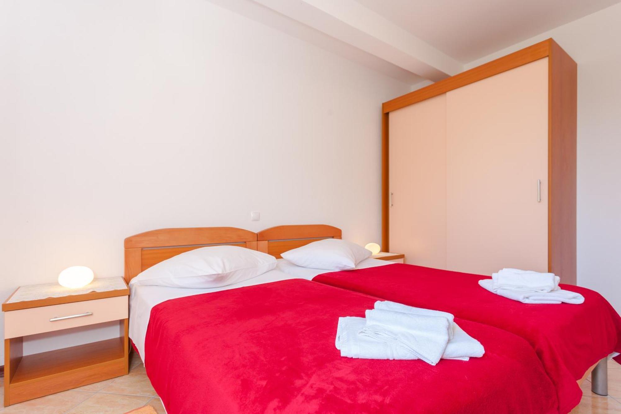 Apartments And Rooms By The Sea Brela, Makarska - 13118 Habitación foto