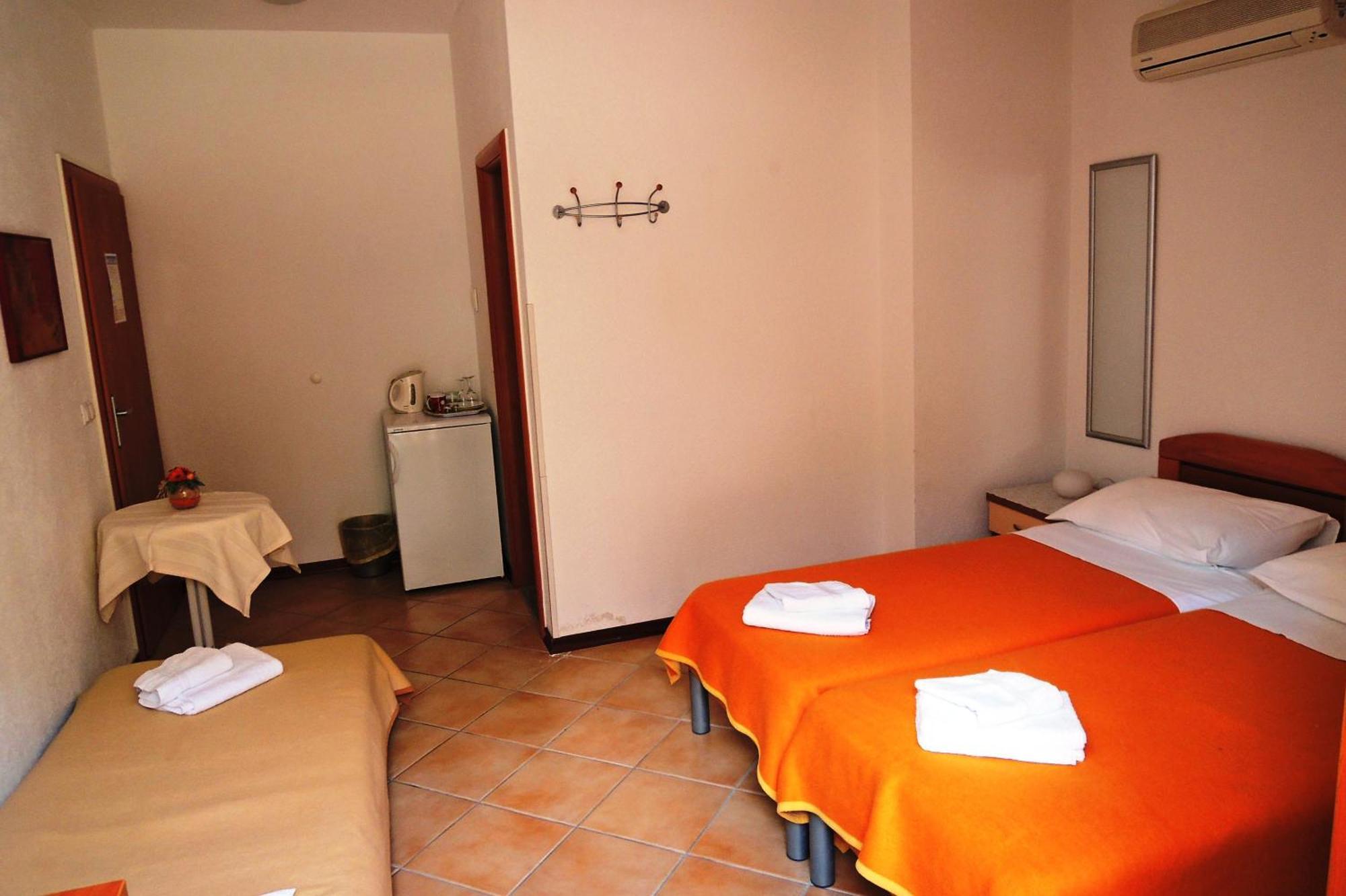 Apartments And Rooms By The Sea Brela, Makarska - 13118 Habitación foto
