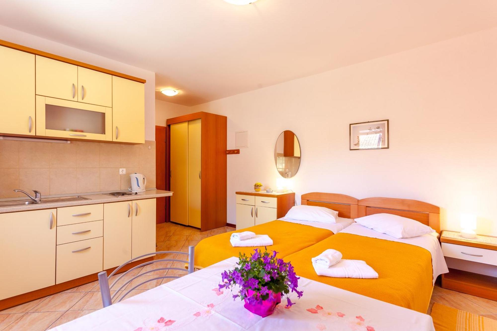 Apartments And Rooms By The Sea Brela, Makarska - 13118 Habitación foto